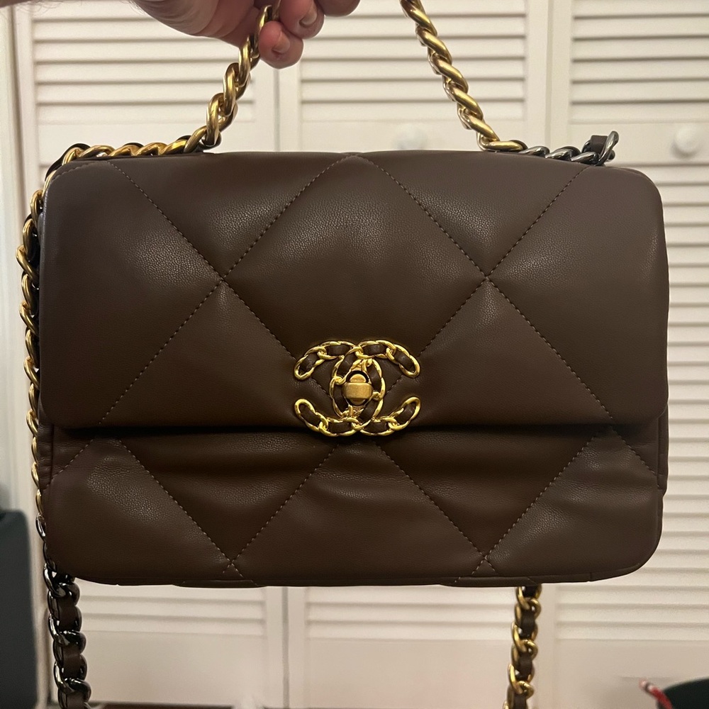 19 Chocolate Brown Medium Flap Bag 🍫